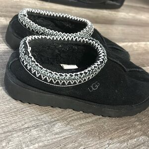 Black Ugg slippers, size 5 in kids